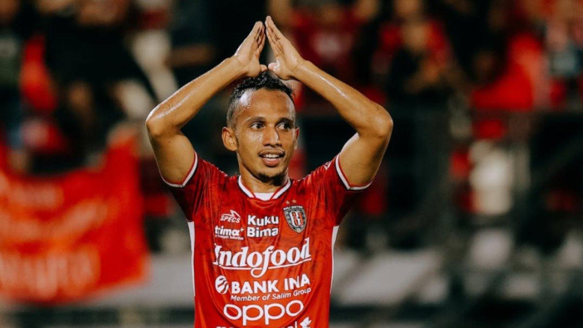 Selebrasi meminta maaf Irfan Jaya saat mencetak gol untuk Bali United kontra Persebaya Surabaya yang merupakan mantan timnya di pekan ke-17 Liga 1 2024, Sabtu (28/12).