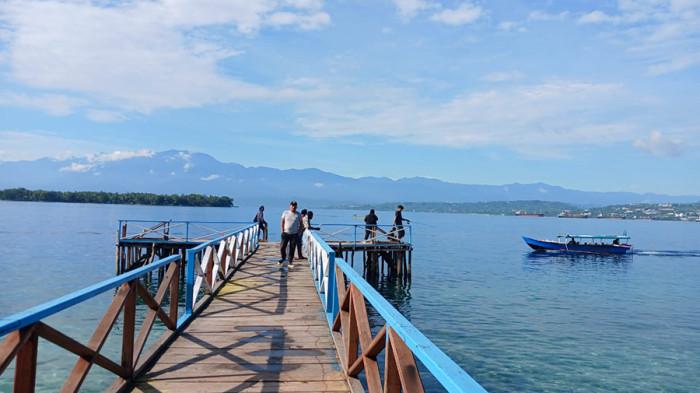 HALTE KETAPANG - Cuaca berawan di Halte Ketapang (dermaga penyeberangan ke Pulau Mansinam dan Lemon) di Pasir Putih, Kabupaten Manokwari, Papua Barat, Minggu (18/1/2026).  BMKG memprediksi cuaca di Kabupaten Manokwari, Papua Barat, berawan hingga hujan ringan pada Senin (19/1/2026).