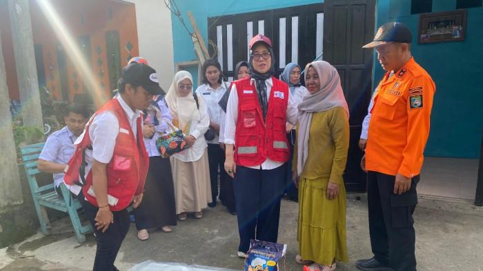 Wakil Bupati Pasangkayu Herny Agus, serahkan bantuan ke korban angin puting beliung di Bambalamotu