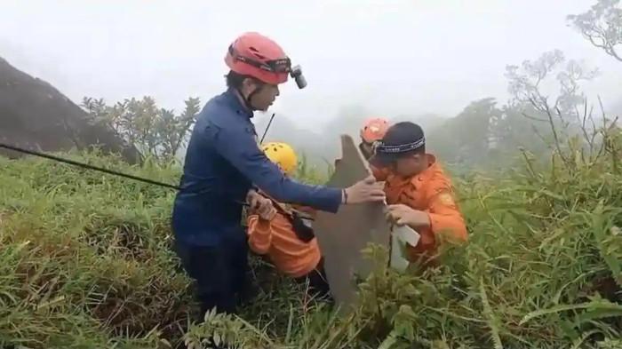 PESAWAT ATR 42-500 JATUH -- Tim SAR gabungan menemukan puing-puing pesawat di kawasan kaki Gunung Bulusaraung, Kabupaten Pangkep, Minggu (18/1/2026). Pengamat Keamanan dan Keselamatan Penerbangan, Marsma TNI (Purn) Agung Sasongkojati menyoroti kondisi cuaca saat pesawat Indonesia Air Transport (IAT) jenis ATR 42-500 jatuh di kawasan Gunung Bulusaraung, Kabupaten Pangkajene Dan Kepulauan (Pangkep), Sulawesi Selatan.