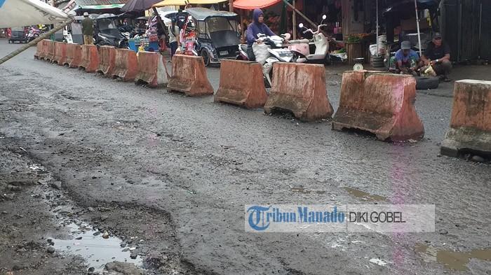 Jalan di kawasan pusat pertokoan dan pasar tradisional 23 Maret Kota Kotamobagu,