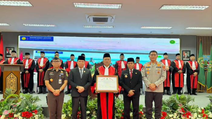 KINERJA MENINGKAT - Ketua Pengadilan Tinggi Kaltara bersama Gubernur Kaltara berfoto bersama usai mengikuti pelaksanaan Rapat Pleno Laporan Tahunan 2025 dan Pencanangan Zona Integritas Tahun 2026 yang berlangsung di Kantor Gubernur Kaltara, Selasa (20/1/2026).