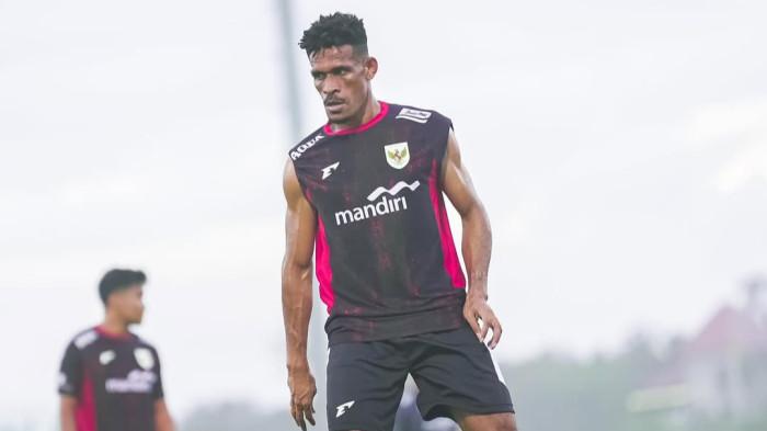 Ricky Kambuaya di sesi latihan Timnas Indonesia.