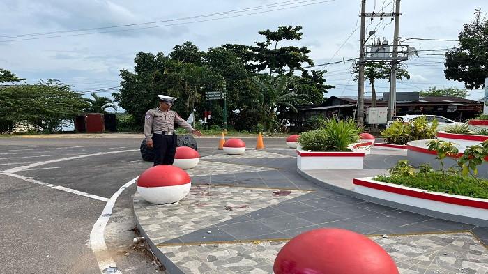 LOKASI KECELAKAAN -- Anggota Unit Gakkum, Satlantas Polres Belitung Timur menunjukan lokasi kecelakaan tunggal di area Tugu 1001 Warung Kopi, Kecamatan Manggar pada Rabu (21/1/2026).