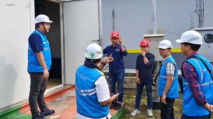 Petugas PLN Icon Plus bersiap memperbaiki jaringan FO