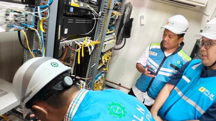 Petugas PLN Icon Plus mengecek kondisi alat pendukung di dalam POP