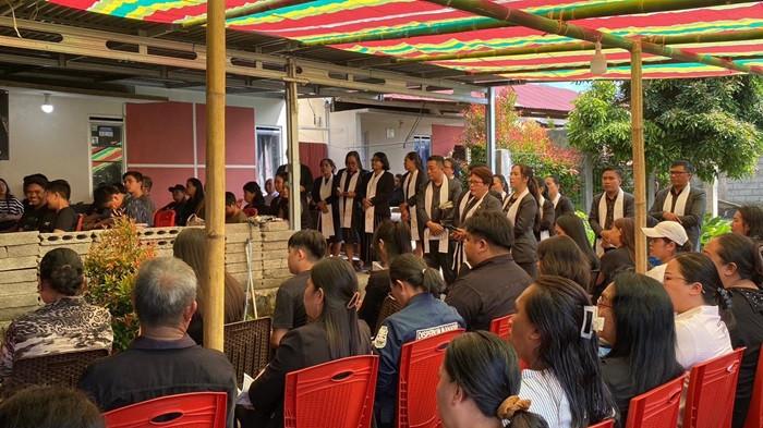 RUMAH DUKA - Suasana di rumah duka Godbless Solang di Perumahan Land of Grace Matungkas, Minut, Sulut (Kamis 22/1/2026). Pantauan di lokasi, jenazah bersama rombongan keluarga tiba sekitar pukul 13.30 WITA.