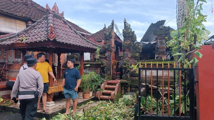 Suasana Jalan Sidakarya, Desa Sidakarya Denpasar pasca diterjang angin puting beliung. BREAKING NEWS: Angin Puting Beliung Terjang Sidakarya Denpasar, Krisna Alami Kerugian Ratusan Juta