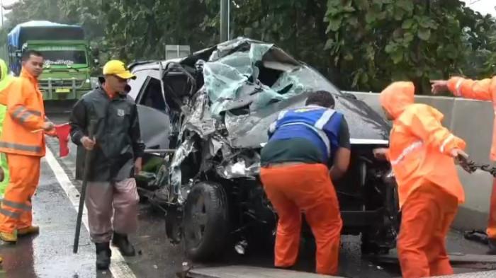 MOBIL RINGSEK - Kondisi mobil Toyota Innova yang ringsek parah usai terlibat kecelakaan maut di Tol Cipularang KM 83 B, wilayah Jatiluhur, Kabupaten Purwakarta, Kamis (22/1/2026). Pengemudi dilaporkan meninggal dunia dalam perjalanan ke rumah sakit saat hujan deras mengguyur lokasi kejadian.