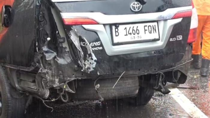 MOBIL RINGSEK - Kondisi mobil Toyota Innova yang ringsek parah usai terlibat kecelakaan maut di Tol Cipularang KM 83 B, wilayah Jatiluhur, Kabupaten Purwakarta, Kamis (22/1/2026). Pengemudi dilaporkan meninggal dunia dalam perjalanan ke rumah sakit saat hujan deras mengguyur lokasi kejadian. (Tribun Jabar)