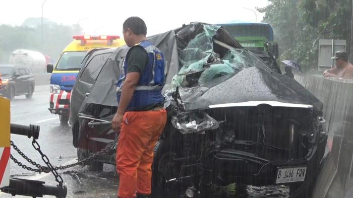 MOBIL RINGSEK - Kondisi mobil Toyota Innova yang ringsek parah usai terlibat kecelakaan maut di Tol Cipularang KM 83 B, wilayah Jatiluhur, Kabupaten Purwakarta, Kamis (22/1/2026). Pengemudi dilaporkan meninggal dunia dalam perjalanan ke rumah sakit saat hujan deras mengguyur lokasi kejadian.