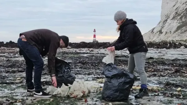 Pantai East Sussex di Inggris tertutup french fries Pantai East Sussex di Inggris tertutup french fries