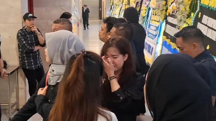 KORBAN KECELAKAAN PESAWAT - Suasana haru terasa saat jenazah Florencia Lolita Wibisono, pramugari pesawat ATR 42-500 yang jatuh dan disemayamkan di Rumah Duka Grand Heaven, Pluit, Jakarta Utara pada Kamis (22/1/2026). (Tribunnews.com/Abdi Ryanda Shakti).