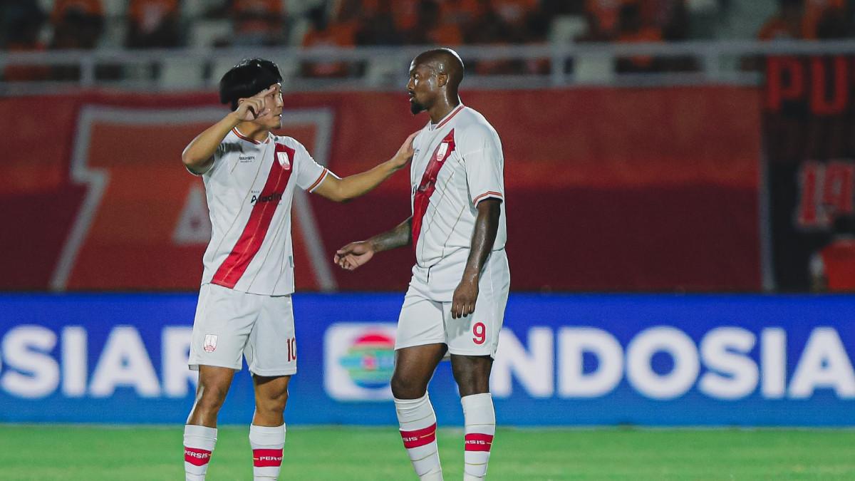BORNEO FC VS PERSIS SOLO - Dua pemain Persis Solo, Kodai Tanaka dan Gervane Kastaneer saat menghadapi Borneo FC dalam lanjutan pekan keenam Super League 2025/2026 di Stadion Segiri, Samarinda, Kalimantan Timur pada Senin, 22 September 2025.