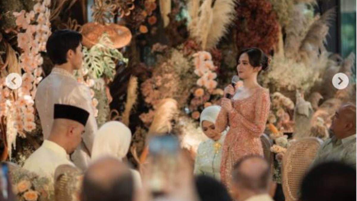 Prosesi lamaran berlangsung khidmat, di mana El Rumi menyampaikan niat serius untuk meminang Syifa Hadju sebagai pendamping hidupnya di hadapan keluarga besar.