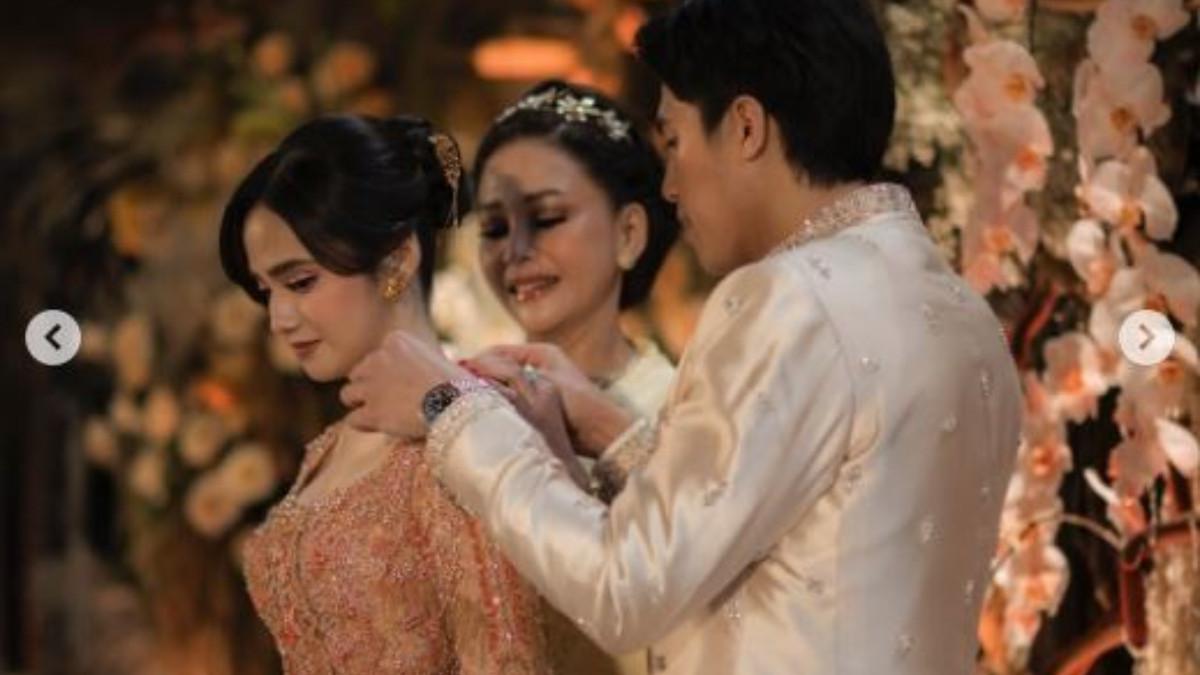 Setelah lamaran resmi, El Rumi dan Syifa Hadju memohon doa restu agar rencana pernikahan mereka berjalan lancar.