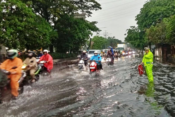 Polisi memantau arus lalu lintas di jalanan yang tergenang banjir di kawasan Daan Mogot, Jakarta Barat, Kamis (22/1/2026). Foto: Dok. Istimewa