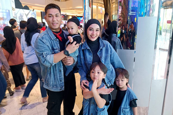 Rizal Armada ajak anak lihat pameran Ultraman di Mall Neo Soho, Jakarta Barat, Kamis (27/6/2024). Foto: Giovanni/kumparan