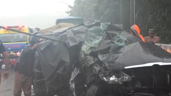 MOBIL RINGSEK - Kondisi mobil Toyota Innova yang ringsek parah usai terlibat kecelakaan maut di Tol Cipularang KM 83 B, wilayah Jatiluhur, Kabupaten Purwakarta, Kamis (22/1/2026). Pengemudi dilaporkan meninggal dunia dalam perjalanan ke rumah sakit saat hujan deras mengguyur lokasi kejadian.