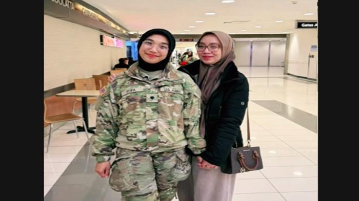 WNI TENTARA AS - Potret Syifa WNI jadi tentara Amerika Serikat saat bersama sang ibu. Keputusan Syifa bergabung menjadi tentara AS karena ingin membanggakan orang tuanya.