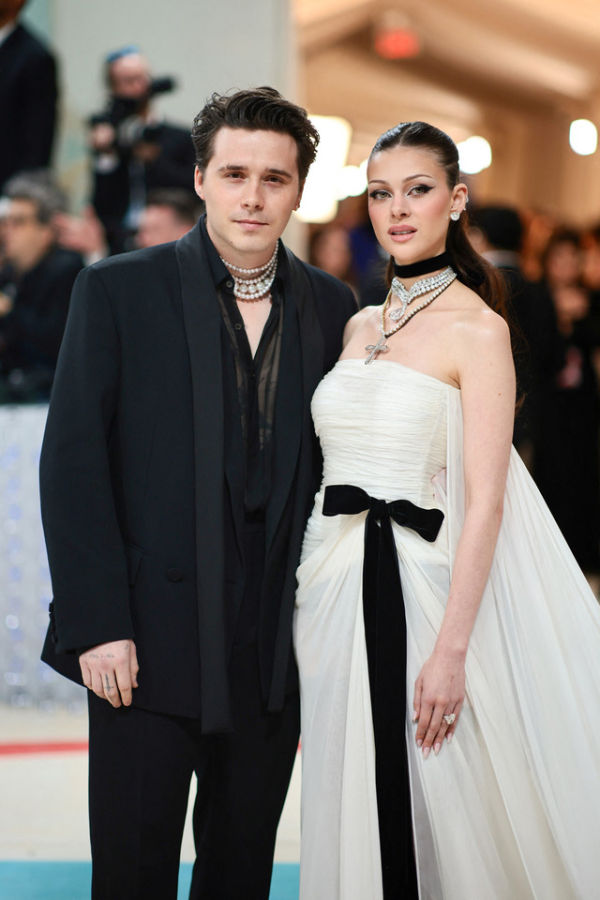 Brooklyn Beckham dan Nicola Peltz menghadiri Met Gala 2023 di Museum Metropolitan, Kota New York, Amerika Serikat pada 1 Mei 2023. Foto: Dimitrios Kambouris/Getty Images/AFP