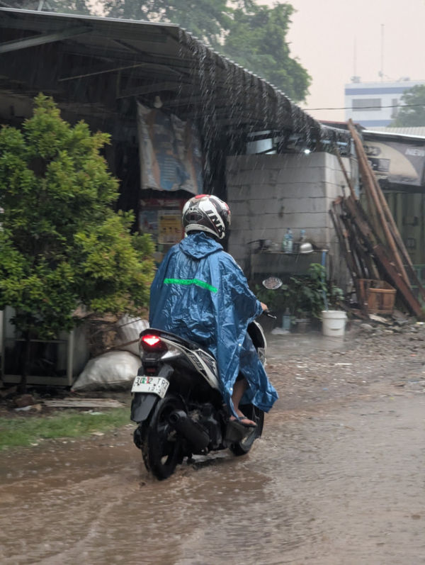 Ilustrasi jas hujan ponco. Foto: Supernayrn69/Shutterstock