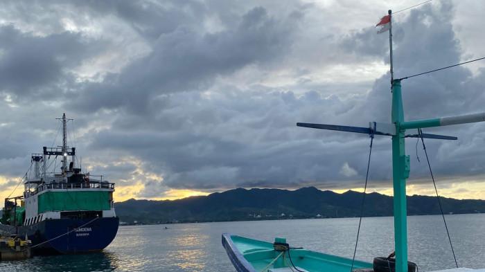 PELABUHAN KASIWA- Kapal nelayan dan kapal penumpang sedang bersandar di Pelabuhan Kasiwa Mamuju, Keluruahan Binanga, Mamuju, Sulawesi Barat (Sulbar). (Dok Muh Akbar 7S)