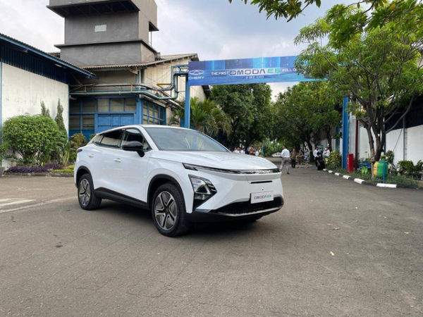 PT Chery Sales Indonesia (CSI) melakukan seremoni roll out unit mobil listrik Chery Omoda E5 secara perdana di pabrik PT Handal Indonesia Motor, Bekasi (2/12/2023). Foto: Sena Pratama/kumparan