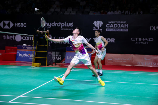 Ganda putra Indonesia Raymond Indra dan Nikolaus Joaquin pada Daihatsu Indonesia Masters 2026 di Istora Senayan, Jakarta, Selasa (20/1/2026). Foto: PBSI