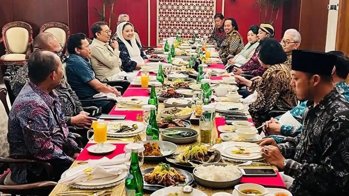 PERTEMUAN DI JAKARTA - Pakubuwono XIV Purboyo tak hadir dalam pertemuan bersama Menteri Kebudayaan Fadli Zon di Resto Plataran Gelora Bung Karno, Jakarta, Sabtu (13/12/2025). Sedangkan Pakubuwono XIV Hangabehi dan sejumlah kerabat tampak hadir.