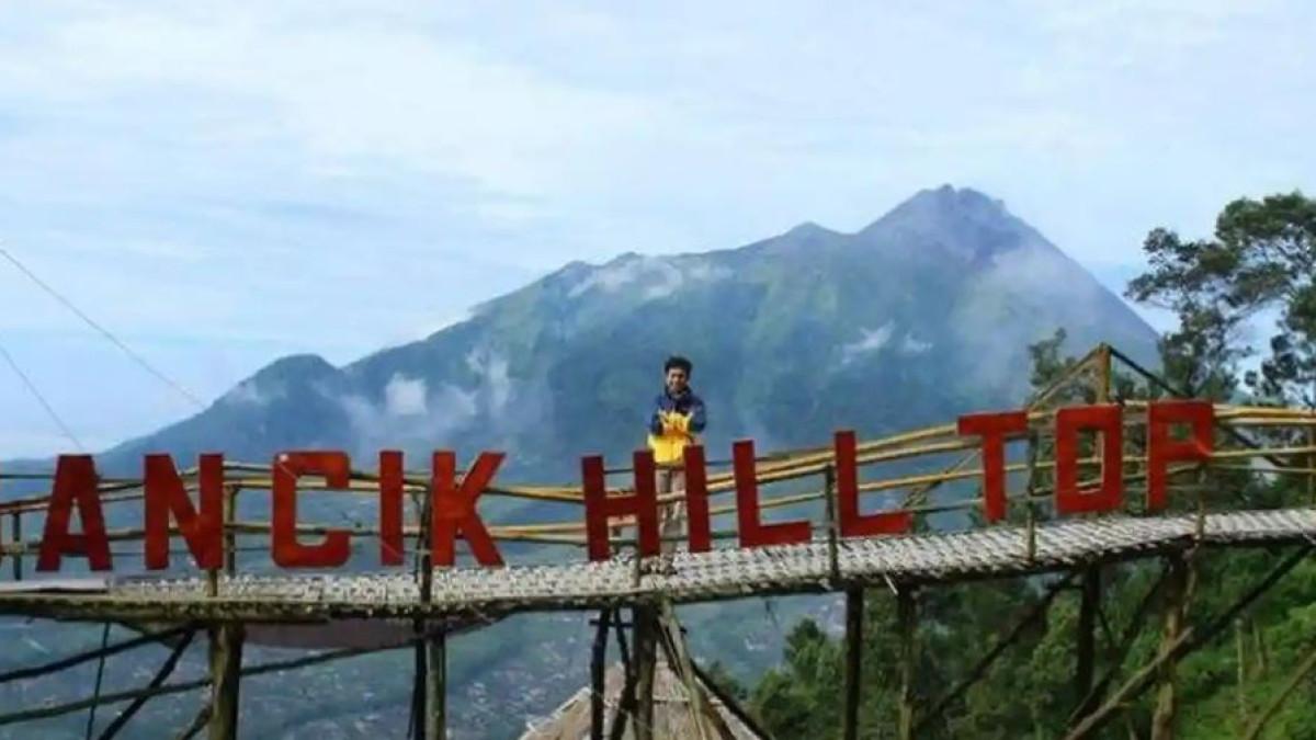 WISATA BOYOLALI - Wisatawan berfoto di atas jembatan bambu berlatarkan Gunung Merbabu, di Wisata Gancik Hill Top, Selo, Boyolali, Jawa Tengah, Sabtu (22/4/2017). Beginilah asal-usul Bukit Gancik.