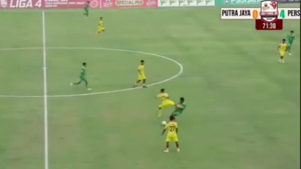 AKSI KUNGFU DI LIGA 4 - Insiden horor yang terjadi pada pertandingan Putra Jaya Pasuruan vs Perseta 1970 Tulungagung di Grup CC Liga 4 Jawa Timur putaran 32 besar yang digelar di Stadion Gelora Bangkalan, Madura, Senin (5/1/2026).