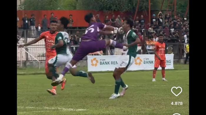 TENDANGAN KUNGFU - Insiden mengerikan mewarnai lanjutan gelaran Liga 4 Jawa Tengah saat PSIR Rembang berhadapan dengan Persikaba Blora Rabu (21/1/2026).