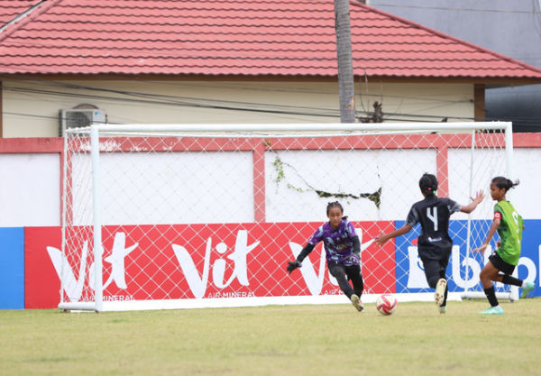 Bellvania Shaquila Velosa, kiper SDN Rejosari 01, di MilkLife Soccer Challenge Semarang. Foto: Dok. MilkLife Soccer Challenge