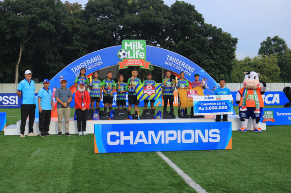 SDN Kunciran 4 C juara U-12 MilkLife Soccer Challenge Tangerang Seri 2 2025/26. Foto: Agri Perdana/kumparan
