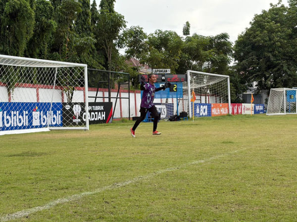 Bellvania Shaquila Velosa, kiper SDN Rejosari 01, di MilkLife Soccer Challenge Semarang. Foto: Aji Nugrahanto/kumparan