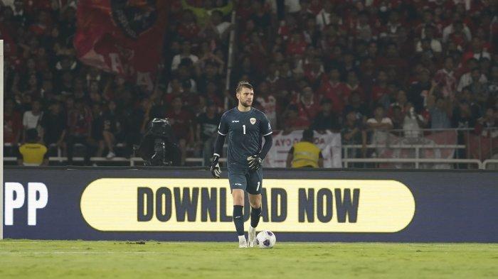 Kiper Indonesia Maarten Paes.  Timnas Indonesia tampil gemilang setelah mampu menahan imbang Australia dalam laga lanjutan Kualifikasi Piala Dunia 2026 Putaran 3 Grup C, di Stadion Utama Gelora Bung Karno, Selasa (10/9/2024) malam.