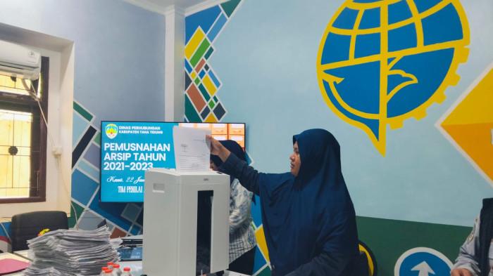 JADI OPD PERTAMA - Pemusnahan arsip di kantor Dishub Tana Tidung, Jalan Perintis, Tideng Pale, Kecamatan Sesayap, Kabupaten Tana Tidung, Kaltara, Kamis (22/1/2026). Dishub jadi OPD pertama yang lakukan pemusnahan arsip di lingkungan Pemkab.