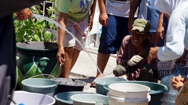Sejumlah warga mengantri untuk mengambil air. Foto: Yuana Fatwalloh/kumparan