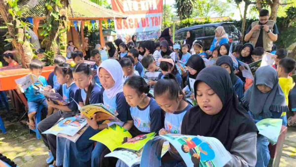 membimbing anak-anak yang membaca