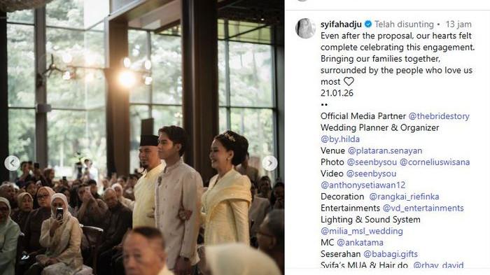 El Rumi tampil mencolok dengan mengenakan beskap berwarna peach