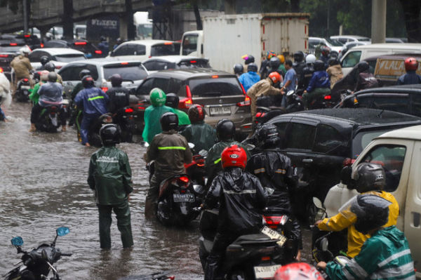 Sejumlah kendaraan antre memanjang akibat banjir yang menggenangi ruas Jalan DI. Pandjaitan, tepatnya di lajur kiri dari arah Cawang menuju Kebon Nanas, Kamis (22/1/2026). Foto: Iqbal Firdaus/kumparan
