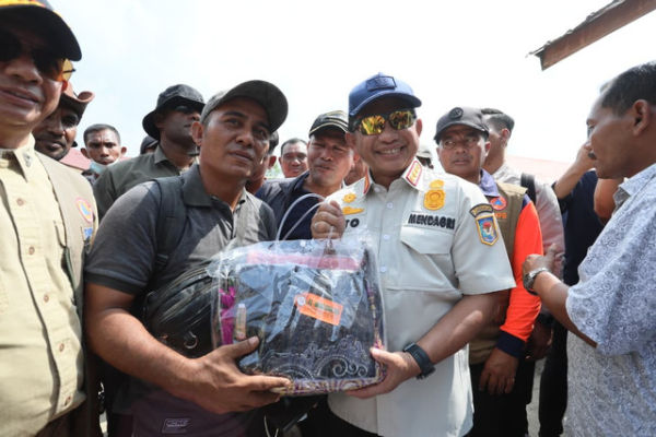 Mendagri Tito Karnavian selaku Kasatgas Rehabilitasi Pascabencana Sumatera meninjau pengungsian di Aceh Utara, Aceh, pada Kamis (22/1/2025). Foto: Kemendagri RI