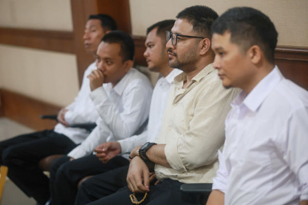 Terdakwa penyalahgunaan narkotika Ammar Zoni (kedua kanan) mengikuti sidang lanjutan dengan agenda mendengarkan keterangan saksi di Pengadilan Negeri Jakarta Pusat, Jakarta, Kamis, (15/1/2026). Foto: Agus Apriyanto