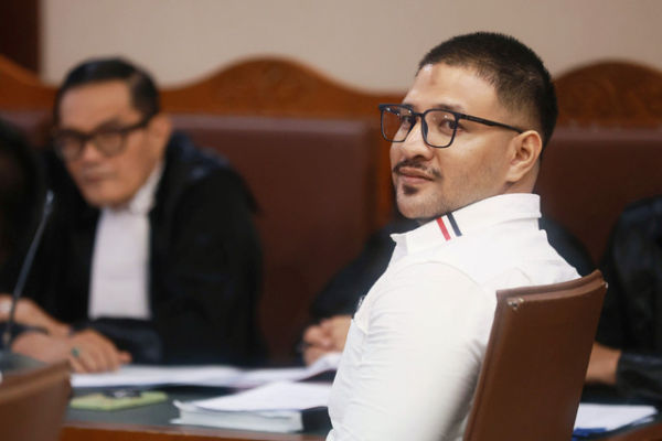 Terdakwa Ammar Zoni senyum saat menjalani sidang terkait penyalahgunaan narkotika di Pengadilan Negeri Jakarta Pusat, Jakarta, Kamis, (8/01/2026). Foto: Agus Apriyanto