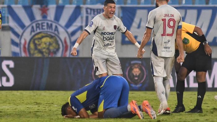 SANKSI KOMDIS PSSI - Pesepakbola Persita Tangerang, Andrejic Aleksa bersama Javlon berselebrasi usai menang melawan tim Arema FC dalam laga lanjutan Super League 2025-2026 di Stadion Kanjuruhan, Kabupaten Malang, Jawa Timur, Selasa (30/12/2025). Arema FC kalah dari Persita Tangerang dengan skor 0-1. Kini manajemen Arema FC harus menerima kenyataan pahit di penghujung putaran pertamasetelah total denda yang harus dibayarkan ke Komisi Disiplin (Komdis) PSSI menembus angka ratusan juta rupiah.