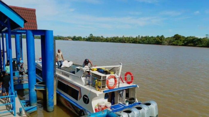 JADWAL SPEEDBOAT REGULER – Speedboat reguler di Pelabuhan Kayan II Tanjung Selor Bulungan tengah bersiap bertolak menuju Tarakan  Kalimantan Utara.