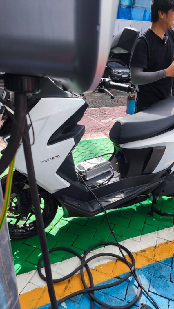 Motor listrik Polytron Fox 350 saat diisi daya di ULP Serang. Foto: Aditya Pratama Niagara/kumparan