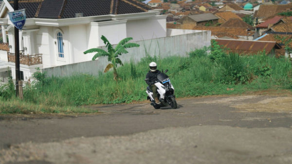 Motor listrik Polytron Fox 350 punya fitur Hill Start Assist yang membantu stop and go di jalanan menanjak. Foto: Dok. Polytron