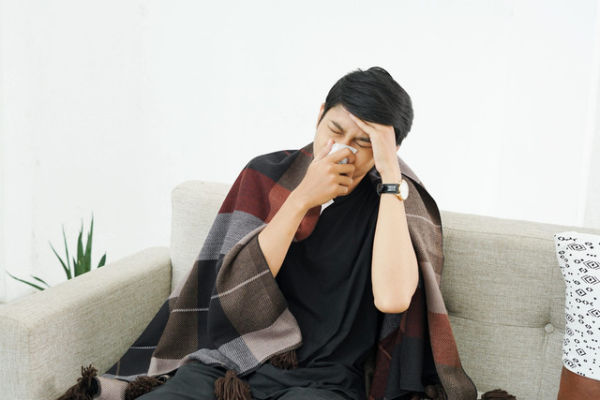 Ilustrasi pria sakit. Foto: Shutterstock